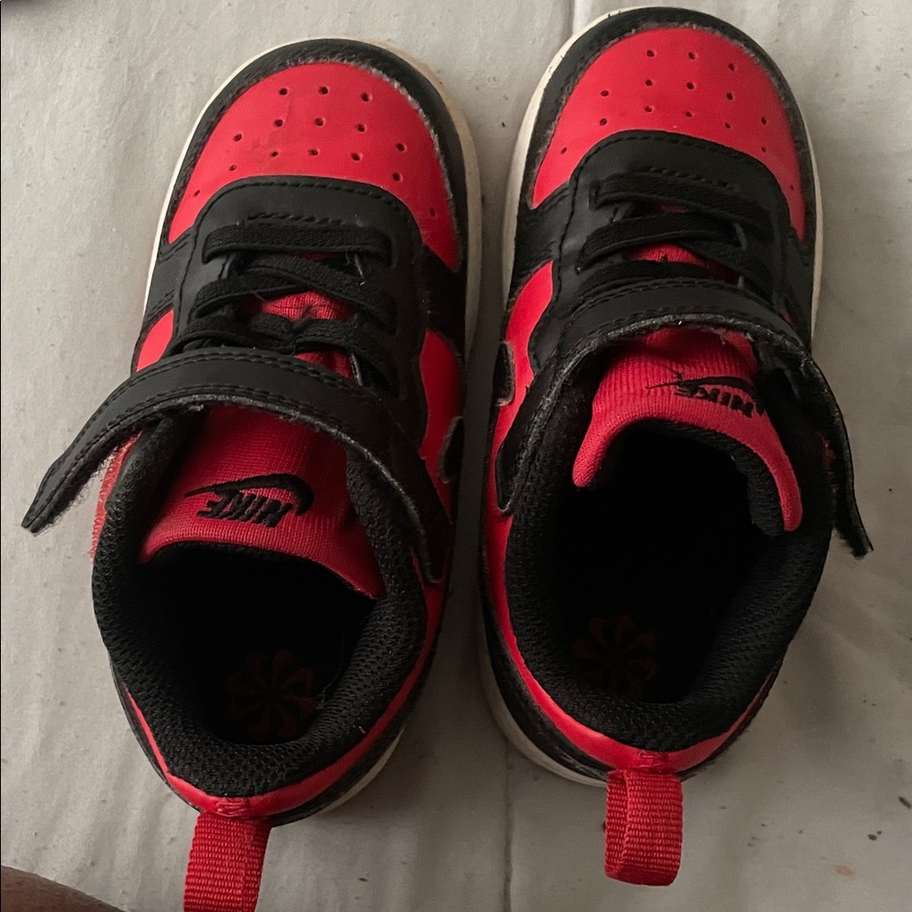 Nike Kids Sneakers in Red and Black